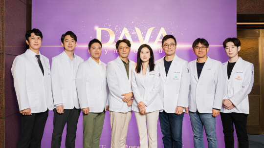 다바(DAVA) 자문의. 왼쪽부터 청담FnB의원 손무현 원장, 쁘띠2.7의원 김서환 원장, 피어봄의원 부평점 장효승 원장, 리즈벨클리닉 이종훈 원장, 톡스앤필의원 홍대신촌점 김현옥 원장, 피어나클리닉 최호성 원장, 톡스앤필의원 강남점 박대정 원장, 데이뷰의원 강서점 이종진 원장. 대웅제약 제공.